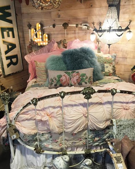 Junk Gypsy bed // round top, texas Old Timey Room Decor, Pink Western Bedroom, Pink Bed Sheets, Modern Bohemian Home Decor, Cowgirl Bedroom, Western Bedrooms, Cowgirl Room, Modern Bohemian Home, Western Glam