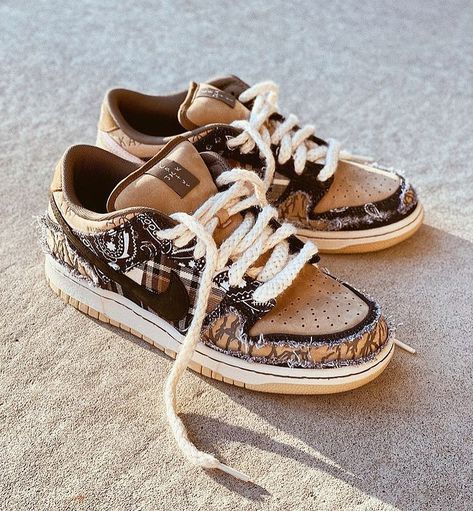 SNEAKERSFLIX on Instagram: “NIKE DUNK SB LOW X TRAVIS SCOTT “CACTUS JACK”🌵🤠 What do you think about this worn out style? 👇 This model and all the others on…” Nike Sb Dunk Low Travis Scott, Travis Scott Cactus Jack, Fall Winter Shoes, All Nike Shoes, Funky Shoes, Nike Sb Dunk Low, Cactus Jack, Sb Dunk Low, Nike Sb Dunk