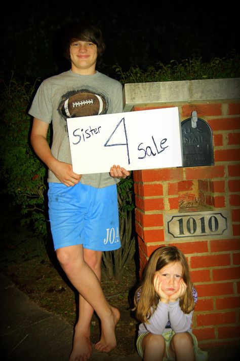 older brother sittin roadside to sell his younger sassy sister Older Sibling With Younger Sibling Poses, Sister Picture Poses, Brother Sister Photos, Sibling Photoshoot, Family Reference, Brother Pictures, Brother And Sis, Sisters Goals, Sibling Pictures