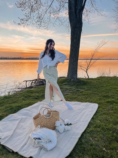 Ootd Picnic, Picnic Outfit Jeans, Picnic Pants Outfit, White Casual Skirt For Picnic, Picnic Outfit Pants, Pants Outfit, Skirt Outfits, Polka Dots, Ootd