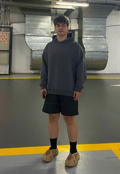 Yeezy Foam Runners Outfit, Foam Runners Outfit, Yeezy Foam Runner Outfit, Foam Runner Outfit, Yeezy Slides Outfit, Runner Outfit, Streetwear Outfit Men, Yeezy Foam Runners, Crewneck Outfit