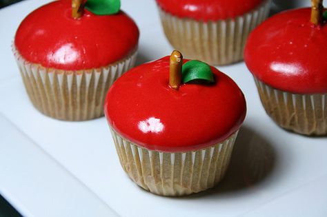 apple cupcakes. good for the start of school (or a sleeping beauty themed birthday party) Cupcakes Bonitos, Dessert Oreo, Apple Cupcakes, Creative Cupcakes, Cinderella Birthday, Cupcake Cake, Take The Cake, Yummy Cupcakes, Candy Apple