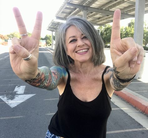 She tells her followers not to let unwanted opinions stop them from dressing their own way. The post 56-Year Lady Was Told She’s “Too Old To Dress Like A Teenager,” Responds With Her Outfit appeared first on Elite Readers. Grey Hair And Tattoos, Older Women With Tattoos, Lots Of Tattoos, Tattoed Women, Middle Aged Women, Rock Outfits, Tattoo Trends, Body Modifications, Gray Hair