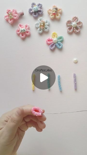 Craftar_vina on Instagram: "Tutorial  [Diy , hairbow, tutorial, raw material, bow material, alligator clips, bead patch, charms, resin, nylon band, hairbow, duckbill]" Hairbow Making, Diy Hairbow, Bow Template, Instagram Tutorial, Alligator Clips, Tutorial Diy, Raw Material, Bow Clips, Baby Bows