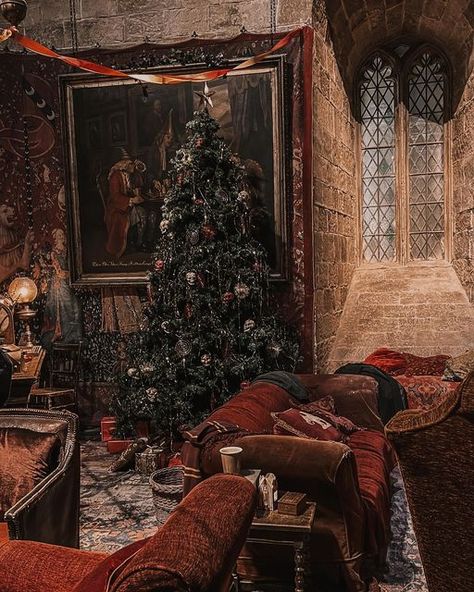 Christmas Aesthetic Hogwarts, Christmas In Harry Potter, Weasley Christmas Aesthetic, Christmas Hogwarts Aesthetic, Christmas Harry Potter Wallpapers, Christmas Aesthetic Harry Potter, Hogwarts Aesthetic Christmas, Harry Potter Aesthetic Christmas, Christmas Harry Potter Aesthetic