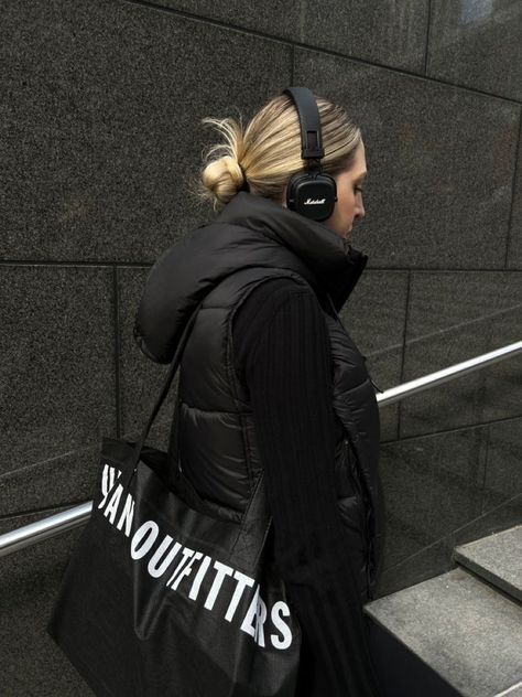 Headphone Outfit, Marshall Headphones, Marshall Major, Headphone Fashion, Girl With Headphones, Ootd Men, Zara Fashion, Aesthetic Look, All Black Outfit