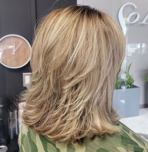 Shoulder-length Thick Feathered Hair Best Haircuts For Thick Hair, Haircuts Trending, Long Sleek Hair, Haircuts For Thick Hair, Medium Shag Haircuts, Thick Hair Styles Medium, Thick Hair Cuts, Thick Wavy Hair, Layered Haircuts For Medium Hair