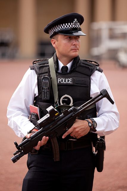 2011 Police outside Buckingham Palace Scotland Yard Police, British Police Uniform, British Police Officer, Uk Uniform, Police Photography, Police Photo, Police Nationale, Armed Police, Swat Police