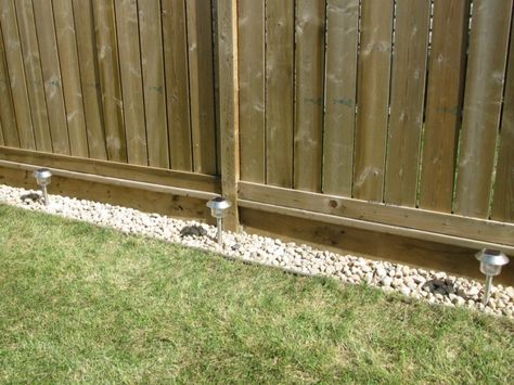 How-to rock border along the fence Yard Edging, Landscaping Along Fence, Rock Border, Garden Vines, Landscape Edging, Fence Landscaping, Backyard Fences, Backyard Makeover, Backyard Projects