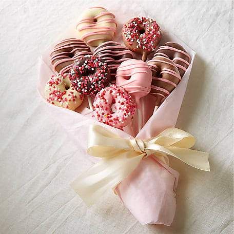 Donut Bouquet, Donut Decorating Ideas, Fancy Donuts, Donut Decorations, Mini Doughnuts, Dessert Gifts, Fancy Flowers, Mini Treats, Chocolate Covered Treats