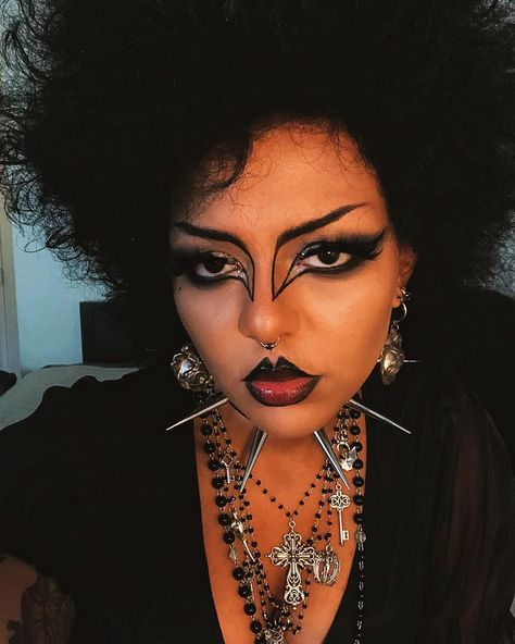 Trad Goth Makeup Black Women, Tropical Goth, Goth People, Trad Goth Makeup, Goth Makeup Tutorial, Black Alt, Black Eye Pencil, Afro Goth, 80s Makeup