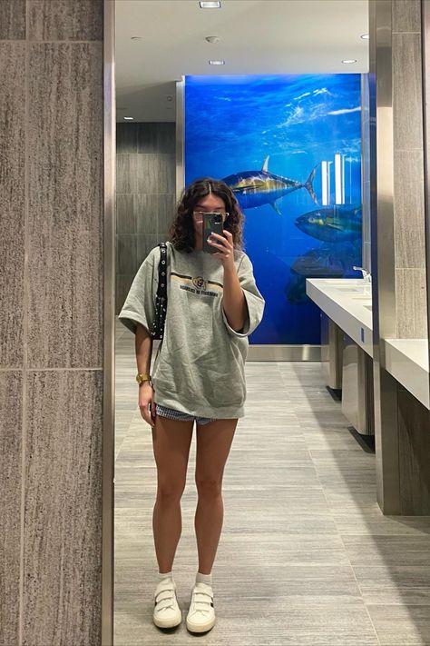 bathroom decor, errends outfit, velcro shoes, staple purse, short hair White Velcro Vans Outfit, Outfits With Velcro Vans, Velcro Shoes Outfit, Velcro Sneakers Outfit, Veja Velcro Sneakers, Veja Velcro, Sneaker Outfits Women, Velcro Shoes, Velcro Sneakers