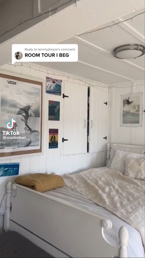 Outer Banks Room Ideas, Beachy Lifestyle, Surf Bedroom, Surfer Room, Surf Room Decor, Dorm Room Styles, Surf Room, Room Organization Bedroom, Ocean Room