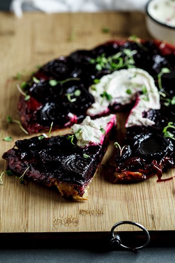 Beetroot Tarte Tatin with Goats cheese cream Beetroot Recipes, Veggie Meals, Savory Tart, Breakfast Pastries, Christmas Menu, Simply Delicious, Light Lunch, Veggie Sides, Tasty Recipes