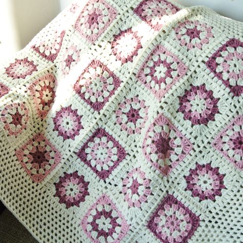 Stunning Crochet Blanket Designs: Transform Your Space with Yarn and Hook Pink Granny Square Blanket, Pink Crochet Blanket, Crochet Blanket Free, Crochet Blanket Diy, Crochet Granny Square Tutorial, Crochet Baby Blanket Free Pattern, Blankets Crochet, Blanket Design, Blue Rugs