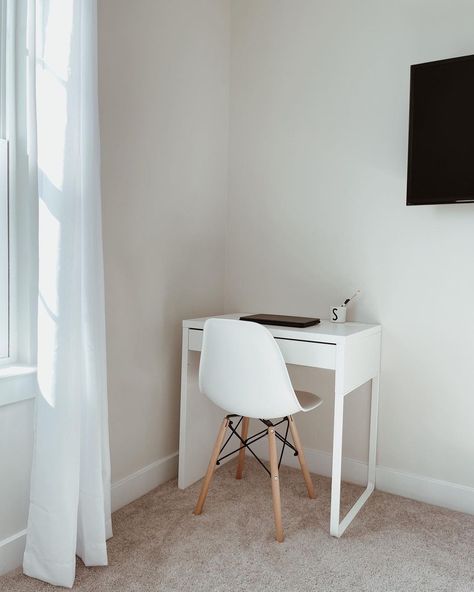 Home Work Space Design, Minimalist Study Space, Small Desk In Bedroom, Mini Desk Ideas, White Study Table, Table For Room, Makeup Desks, Study Table Ideas, Small Bedroom Desk