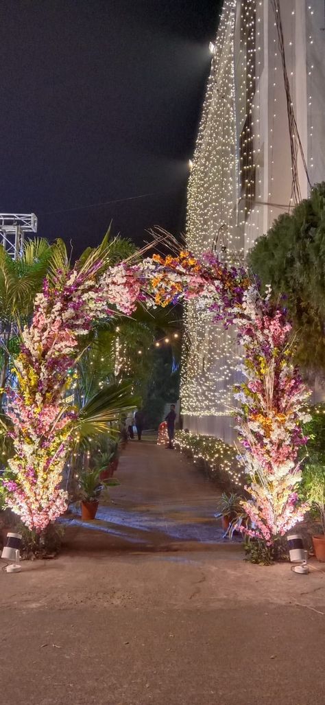 Wedding Gate Decoration Indian, Wedding Gate Entrance, Entry Pathway, Stage Decoration Photos, Arch Gate, Simple Wedding Reception, Wedding Gate, Wedding Reception Entrance, Sangeet Decor