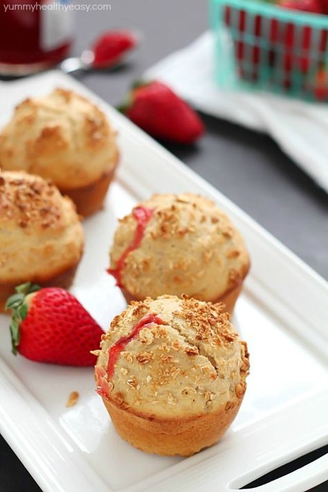 Strawberry Jam Breakfast, Strawberry Jam Muffins, Jam Filled Muffins, Strawberry Baking, Magic Muffins, Jam Muffins, Jam Breakfast, Morning Muffins, Chinese Pastry