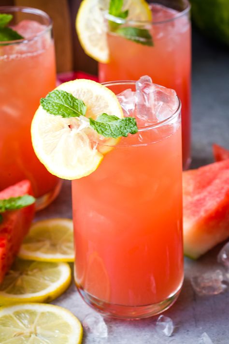 Watermelon Lemonade Sparkling Strawberry Lemonade, Homemade Lemonade Recipes, Watermelon And Lemon, Grilled Chicken Thighs, Watermelon Mint, Sweet Watermelon, Watermelon Lemonade, Homemade Lemonade, Watermelon Salad