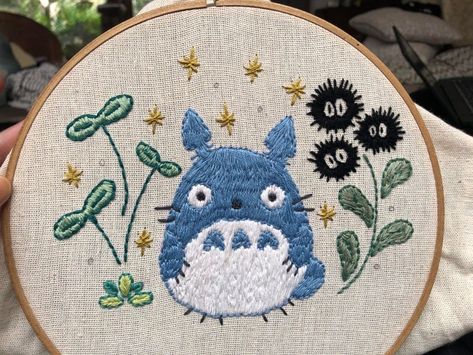 Embroidery Ghibli, Totoro Embroidery, Small Totoro, Isao Takahata, Hand Embroidery Projects, Cute Embroidery, Film Studio, Sewing Embroidery Designs, Hand Embroidery Art