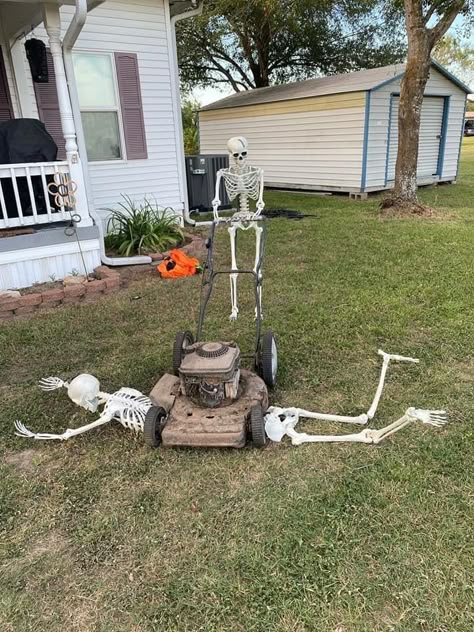 Circus Halloween Decorations, Scary Halloween Door Decorations, Halloween Scary Decorations, Helloween Band, Halloween Decorations Scary, Halloween Yard Displays, Funny Halloween Decorations, Scary Halloween Decorations Outdoor, Skeleton Decor