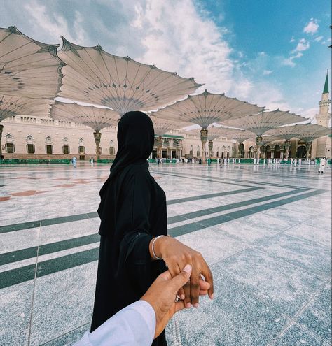 Madina  with Husband Couple In Madina, Madina Pic, Couples Dps, Boss Couple, Madinat Jumeirah, Eid Photoshoot Ideas, Muslim Photos, Pic Inspiration, Backgrounds Girly