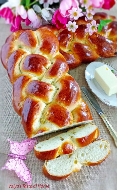 Sweet Braided Ester Bread with Raisins Easter Bread With Raisins, Easter Sweet Bread, Bread Braid, Bread With Raisins, Easter Bread Recipe, Italian Easter Bread, Raisin Recipes, Brioche Recipe, Holiday Bread