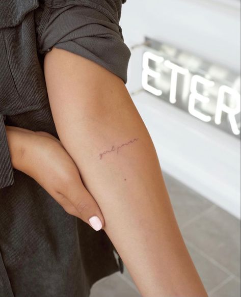 Hand Written Tattoos, Delicate Feminine Tattoos, Name Tattoos For Moms, Tattoo Band, Simple Arm Tattoos, Cute Simple Tattoos, Tiny Wrist Tattoos, Create A Tattoo, Small Girly Tattoos