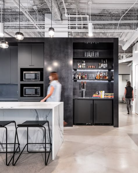 Office pantry area and coffee point with a bar zone from Newmark Knight Frank Offices - Minneapolis Office Coffee Bar, Office Cafeteria, Office Break Room, Office Pantry, Industrial Office Design, Cool Office Space, Look Office, Office Space Design, Modern Office Design