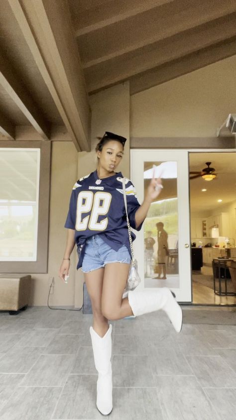 Jersey Party Outfit, Football Party Outfit, Football Game Outfit Highschool, College Football Game Outfit, La Chargers, College Gameday Outfits, Football Jersey Outfit, Nfl Football Games, White Cowboy Boots