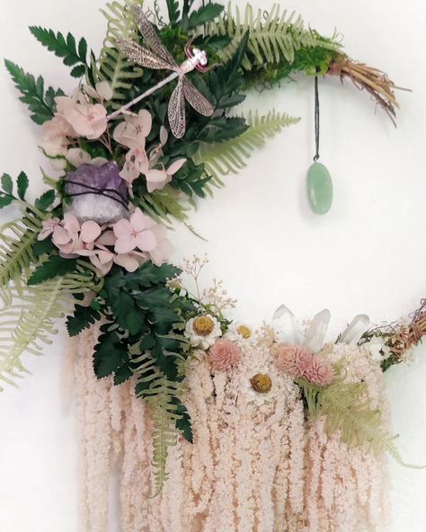 💚🌸🌜🌿PINK or GREEN? Enchanted MOON Wreaths for your sacred space. 💕 JUsT LisTEd!!!🌜Share with someone who would love these! Available Now!!! Three brand new earthy & enchanted wreaths featuring all real dried and preserved flowers, crystals and greenery. 💚💚💚💗💗💗 . ... .. .. . . . . . . ..#goddess #hedgewitch #earthmagic #earthwitch #witchy #witchywoman #witchyhome #homedecor #magicalhome #naturelover #driedflowerartist #crystalwreaths #crystalwreath #wreathmaker #artistsoninstagram #whimsical... Moon Wreath Moss, Fantasy Wreath Ideas, Fairy Wreath Diy, Wreath Hanging Ideas, Girls Craft Night Ideas, Bayou Witch, Witchy Wreaths, Moon Wreaths, Moss Wreath Diy