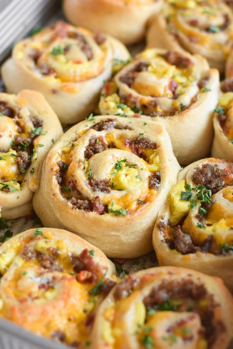 Breakfast Rolls Breakfast Cinnamon Rolls With Eggs, Breakfast Deserts Easy, Easy Casserole Recipes Breakfast, Cold Morning Breakfast Ideas, Brunch For Group, Thanksgiving Breakfast Pastries, Pillsbury Breakfast Casserole, Christmas Breakfast Boards, Breakfast Bake Ideas