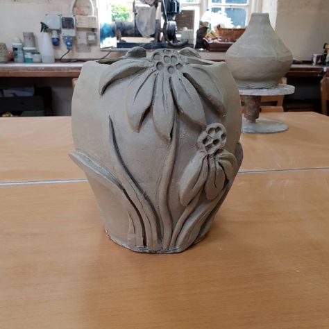 Flower Coil Pots Ideas, Sculptural Pottery, Ceramic Turtle, Coil Pottery, Slab Ceramics, Ceramics Pottery Vase, Pottery Patterns, Ceramic Texture, Earthenware Pottery