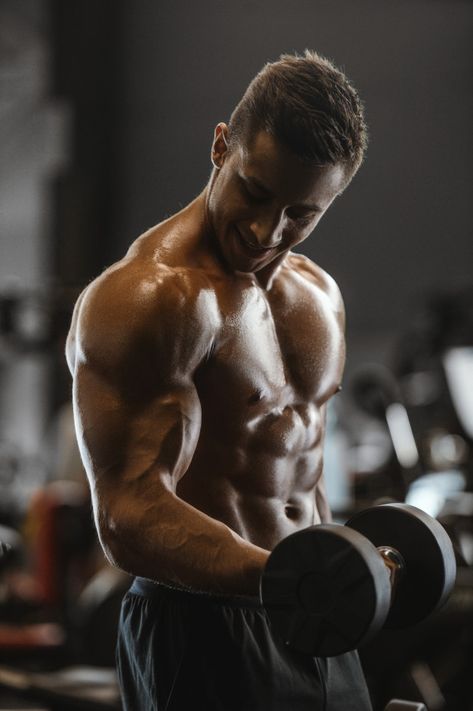 Homem atlético forte bonito, bombeando o... | Premium Photo #Freepik #photo #esporte #fitness #saude #ginasio Muscle Building Workout Plan, Muscles Workout, Bicep Muscle, Men Exercises, Gym Workouts For Men, Ripped Body, Gym Photos, Fitness Photoshoot, Muscle Building Workouts