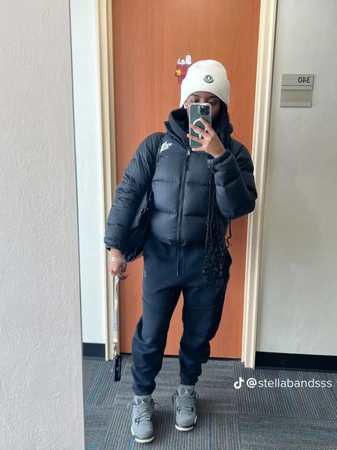 Nike Coat Outfit, Beanie Outfit Black Women Winter, Puffer Coat Outfits For Women, School Outfits For College Winter, Northface Coat Outfits, Outfits W Beanies, Northface Puffer Coat Outfit, Outfit With Leggings Winter, Puffer Coat Outfit Black Women