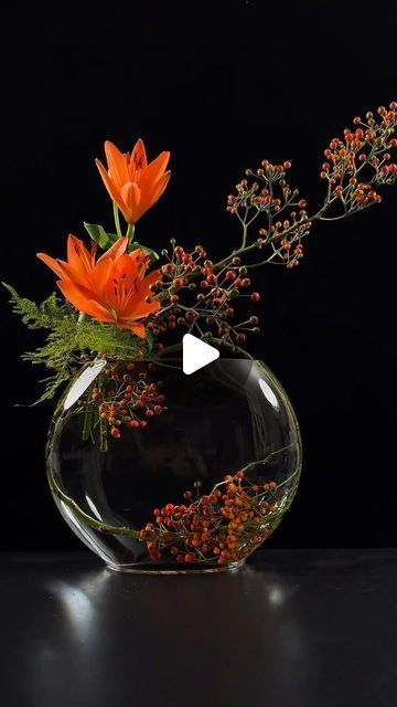 https://pin.it/5QUtOKOnP Ikebana Christmas Arrangements, Table Top Flower Arrangements, Ikebana Flower Arrangement Art Floral, Cheap Flower Arrangements, Natural Flower Arrangements, Christmas Floral Arrangements Diy, Floral Vase Arrangements, Christmas Bouquets, Underwater Design