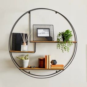 Circle Shelf Decor Living Rooms, Interior Design Plants Living Room, Round Shelf Decor Ideas, Circle Shelf Decor, Round Shelf Decor, Empty Wall Decor Ideas, Bedroom Wall Aesthetic, Round Bookshelf, Circle Wall Shelf