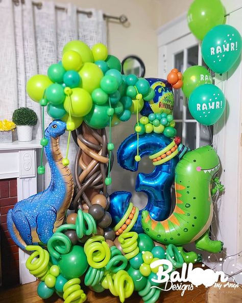 Dinosaur Bouquet, Dinosaur Balloon Bouquet, Animal Theme Birthday, Dinosaur Balloons, Balloon Designs, Cars Theme Birthday Party, Balloon Display, Balloon Ideas, Car Themes