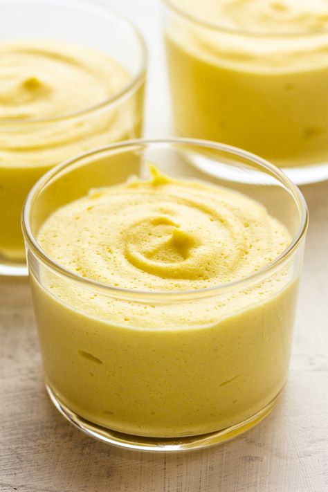 vegan lemon mousse set Vegan Lemon Tiramisu, Lemon Vegan Recipes, Vegan Lemon Posset, Vegan Lemon Pudding, Vegan Lemon Mousse, Lemon Mousse Recipe, Vegan Puddings, Vegan Mousse, Fruit Mousse