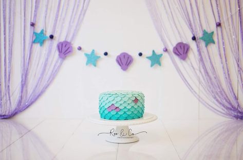 Minimal Mermaid Birthday Party, Cake Smash Mermaid Theme, Little Mermaid Photoshoot Ideas, Mermaid Smash Cake One Year Old, Little Mermaid Photoshoot, Mermaid Smash Cake, Mermaid Cake Smash, Mermaid Photoshoot, Cake Smash Photo Shoot