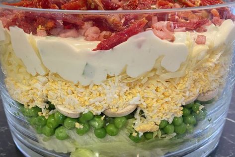 Layered Garden Salad Garden Salad Recipes, Layered Garden, Garden Salad Recipe, Australia Food, Xmas Dinner, Pies Maker, Best Salad Recipes, Garden Salad, Xmas Food