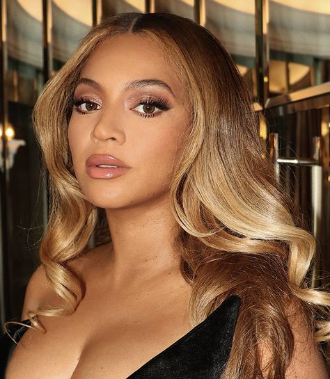 Beyonce Blonde Hair, Beyonce Hair Color, The Harder They Fall, Beyonce Blonde, Beyonce Instagram, Beyonce Hair, Honey Blonde Hair, Beyonce Queen, Honey Hair