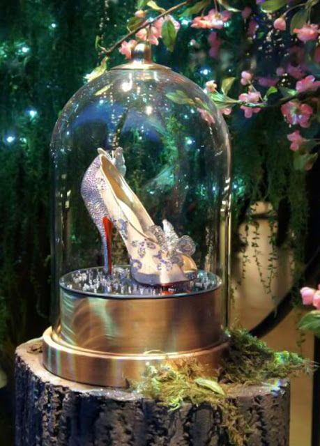 Zapatillas de Princesa para tus 15 Años #sweet15 #dress #fashion #moda #quinceanera Cinderella Quinceanera Themes, Cinderella Sweet 16, Cinderella Quinceanera, Cinderella Theme, Cinderella Birthday Party, Quinceanera Planning, Quince Decorations, Tafel Decor, Quinceanera Decorations