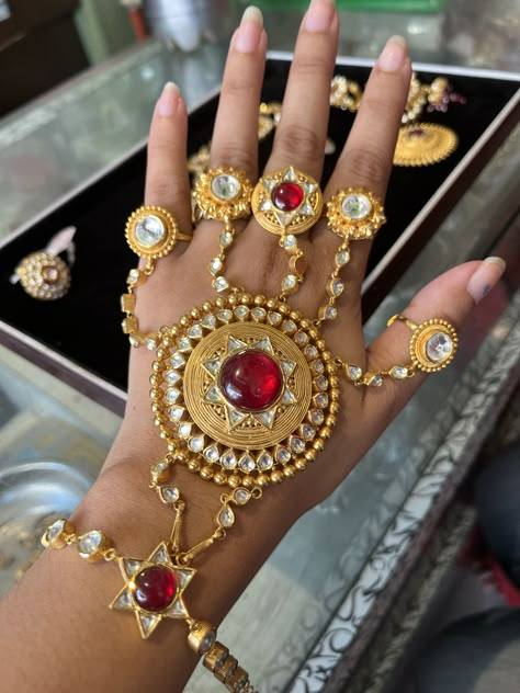 Hathfool Designs, Black Punjabi Suit, God Jewelry, Jewelry Room, Jaipur Jewelry, Wedding Jewellery Designs, Rajputi Jewellery, Royal Jewellery, Kundan Jewellery Bridal