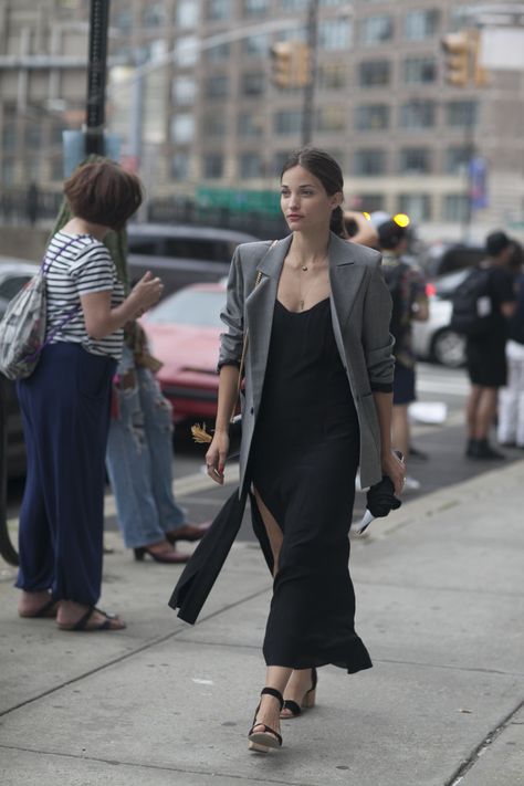 Street Style on Day 3 of NYFW Proves White Works After Labor Day: Elle's Maria Duenas Jacobs Block Heels Outfit, New York Fashion Week Street Style, Maxi Dress Outfit, Slip Dresses, Summer Work Outfits, Estilo Chic, Fall Outfits For Work, Oversized Blazer, Blazer Outfits