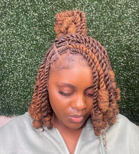 Invisible Locs With Color And Curls, Colored Invisible Locs, Invisible Locs Twist With Color, Style Invisible Locs, Invisible Locs With Color, Twist With Color, Invisible Locs Twist, Invisible Locs Hairstyle, Locs With Color