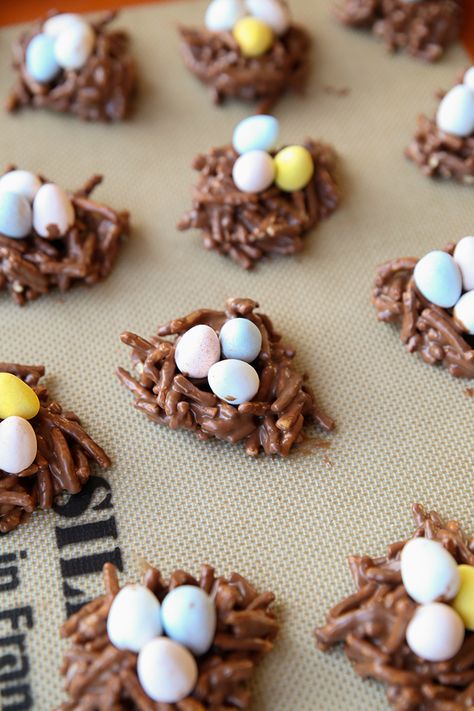 Cadbury Mini Egg Recipes, Easter Nest Treats, Bird Nest Cookies, Mini Egg Recipes, Birds Nests Recipe, Edible Bird's Nest, Birds Nest Cookies, Chocolate Haystacks, Easter Birds Nest