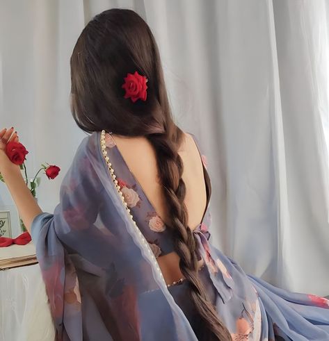 Saree Wearing Styles, Saree Wearing, Beautiful Blonde Hair, Saree Poses, Desi Fashion Casual, Saree Photoshoot, Saree Trends, Indian Aesthetic, Photography Poses Women