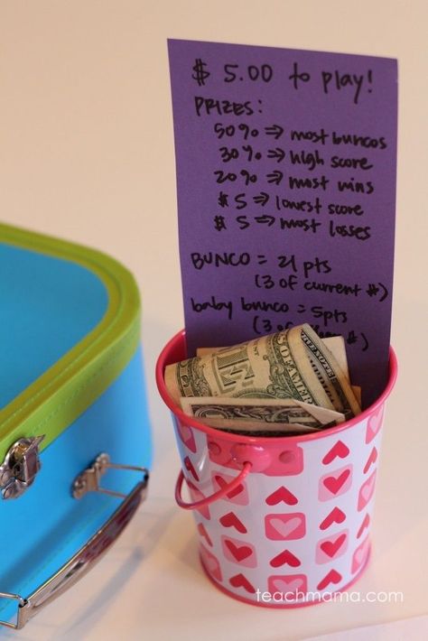 Find out how to play BUNCO! Perfect game for a fun night as a family! Or schedule a fun girls night out to play Bunco! #teachmama #howtoplaybunco #howtoplay #familygames #fungames #gamenight #girlsnightout #bunco Bunco Rules Easy, Bunco Prize Payout Chart, How To Play Bunco, Bunco Snacks, Bunco Party Themes, Bunco Party Ideas, Bunco Rules, Games For Ladies Night, Bunco Prizes