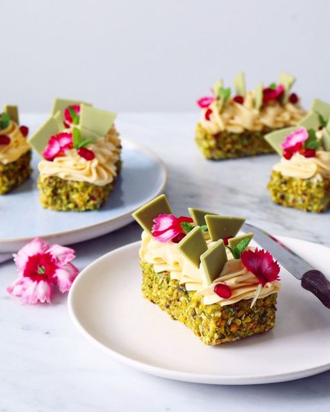 Olive Inspiration, Matcha Cakes, Special Deserts, Pistachio Raspberry, Chocolate Shards, Green Tea Chocolate, Cake Chorizo, Raspberry Compote, Baklava Recipe